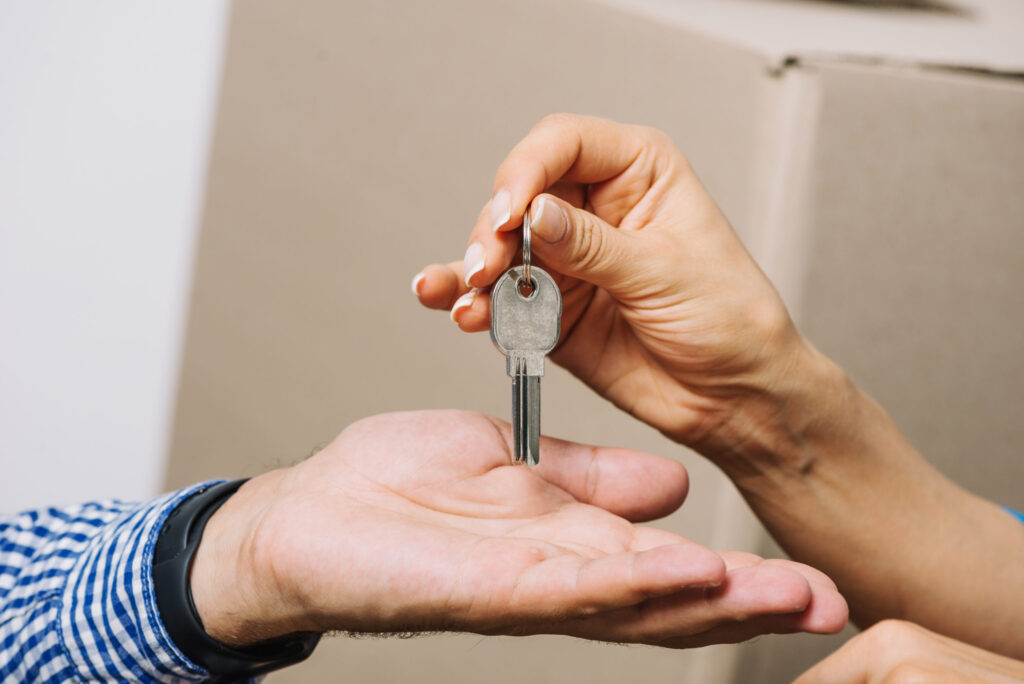 Posso obrigar meu irmão a vender uma casa que recebemos de herança?